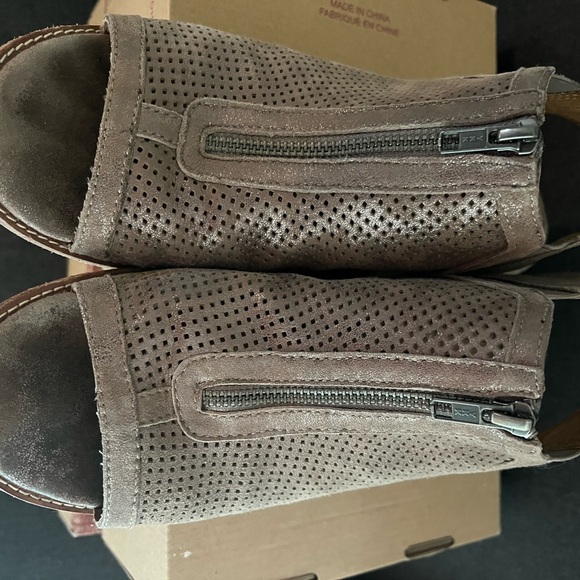 Women’s sz 10 Sofft peep toe booties - Picture 3 of 4